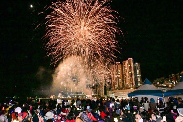 제16회(2025) 부산고등어축제 — 폐막 불꽃놀이와 해변 관중